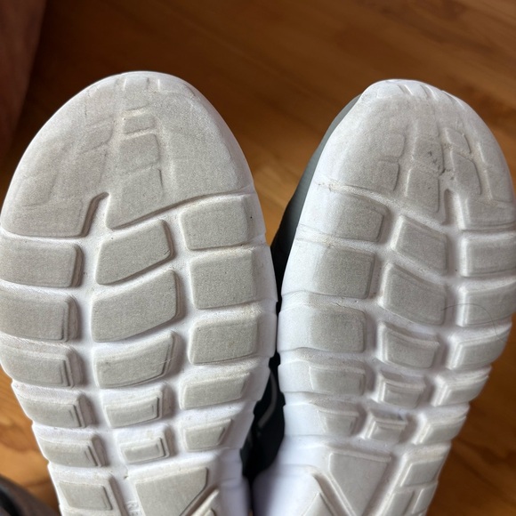 Nike Flex Runner 2 Slip-On Running Sneakers flat Gray white Shoes Boys Size 6 - Picture 13 of 13